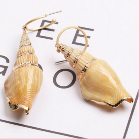 Shell Conch Cowrie Hoop Earrings - Picture 1 of 3